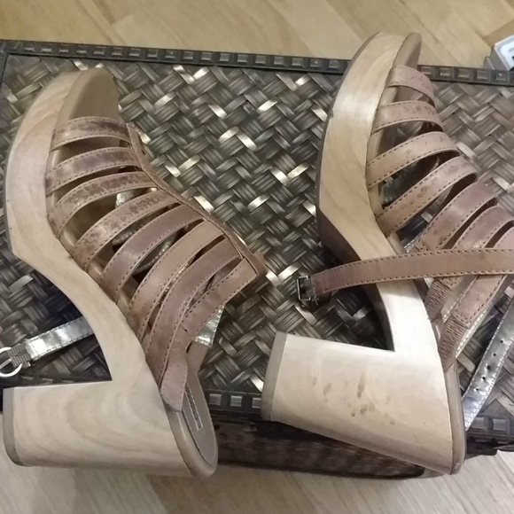 Banana Republic sandals on wooden platform - Picture 5 of 12